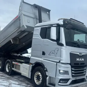 MAN TGX35.580 tridem tippbil - Euro 6 - Lav km-stand - Godt utstyrt - Eu-godkjent 11/26 - 1 eier - Leveringsklar