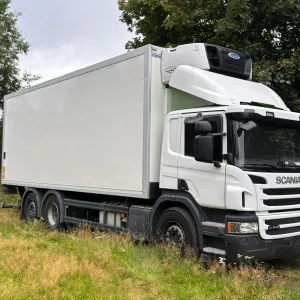 Scania P410 3 akslet skapbil - 2 temp Carrier aggreat - Hel sideåpning - Euro 6  - Eu-godkjent 08/27 - Leveringsklar